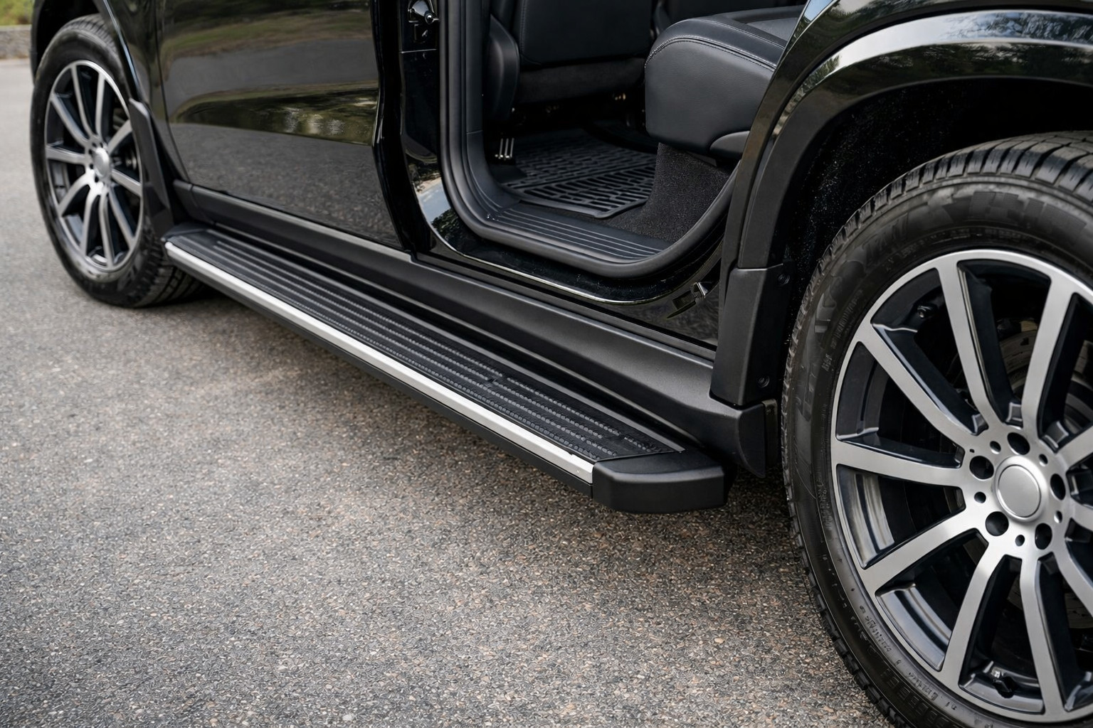 Mercedes GLS X167: sidosteg för renare trösklar och enklare insteg