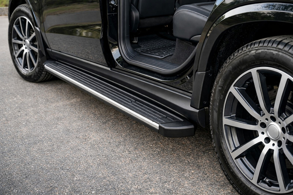 Mercedes GLS X167: sidosteg för renare trösklar och enklare insteg