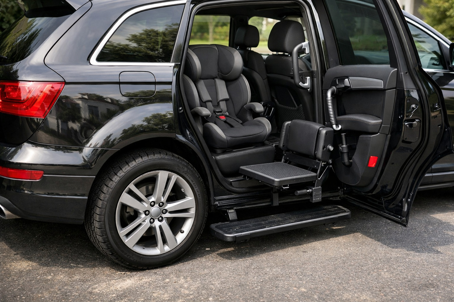 Vad ska du montera på Audi Q7 2005-2015 för enklare insteg för barn och äldre passagerare