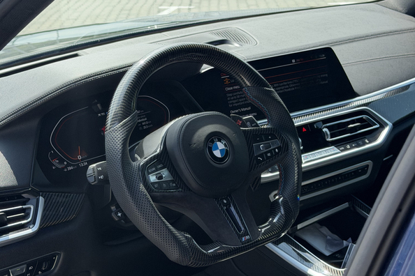 BMW X5 G05 2018 → X5M 2025: komplett uppdatering med kolfiberkit och M-ratt