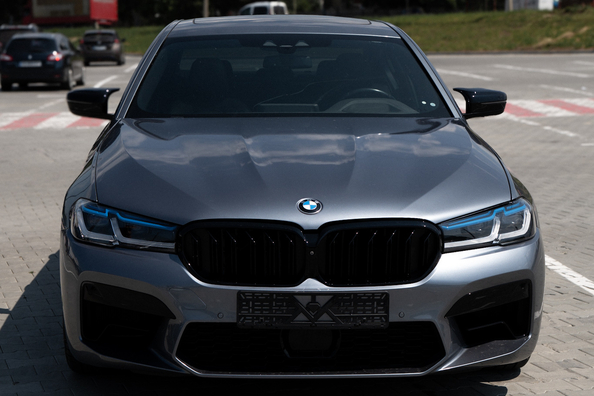 Från en standard BMW G30 till M5 Competition 2021: vad monterades