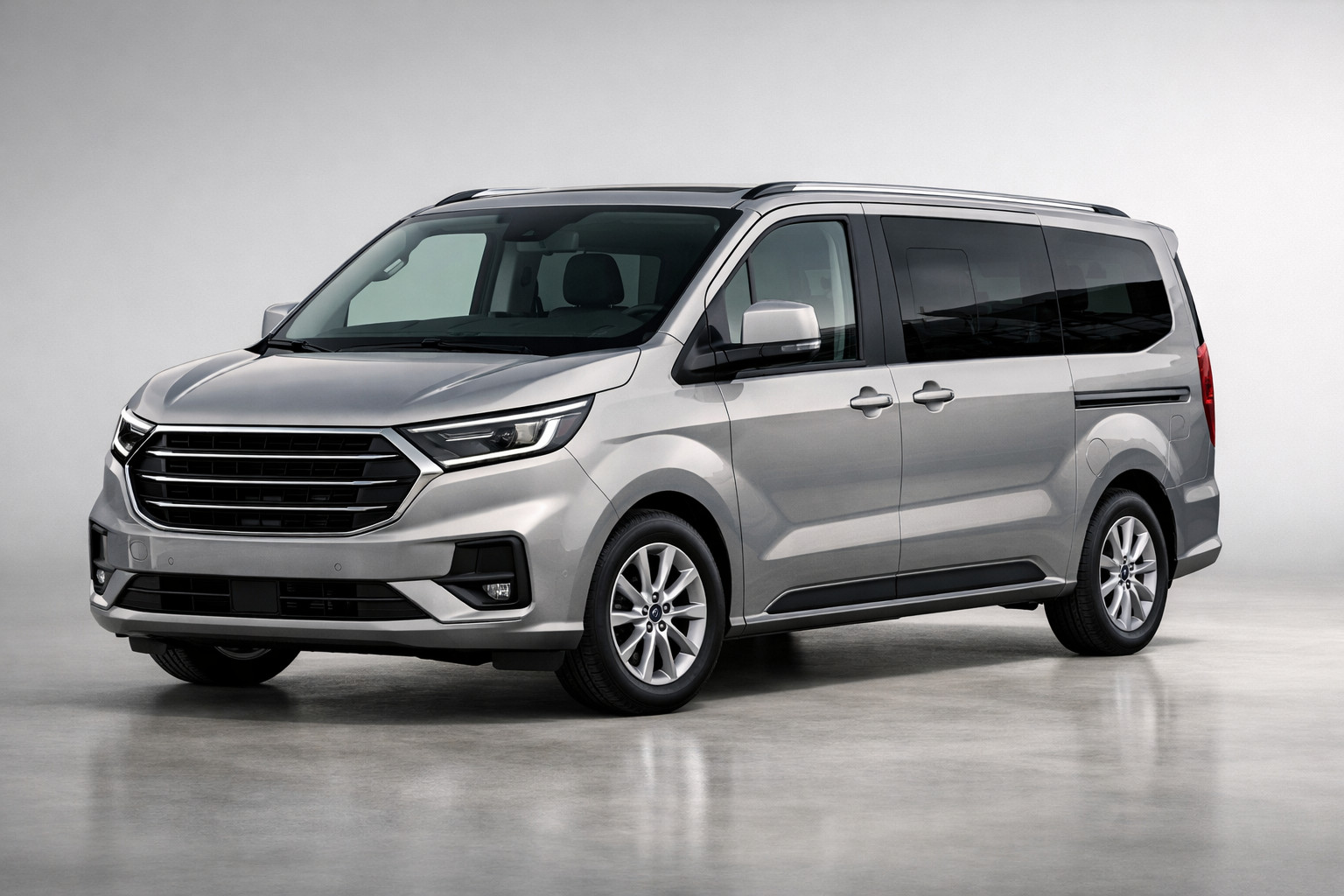 Test av Ford Tourneo Custom 2024: modern minibuss för företag och familj