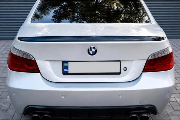 BMW E60: montering av M5-stil spoiler