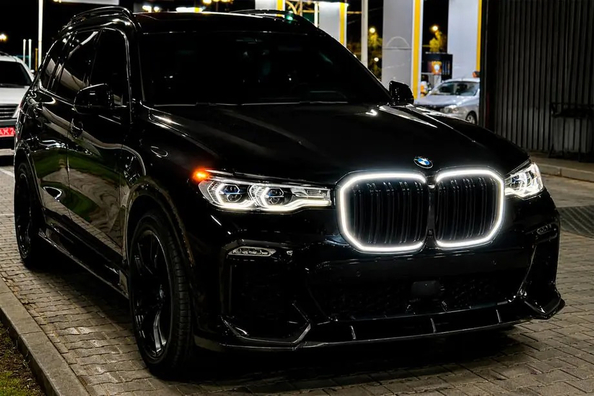 BMW X7 G07: kolfibertuning av främre stötfångare och LED-grill
