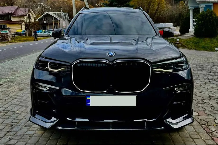 BMW X7 G07: kolfibertuning av främre stötfångare och LED-grill