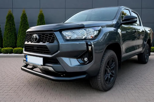 Toyota Hilux 2020: montering av frontskydd — vårt arbete Foto 1
