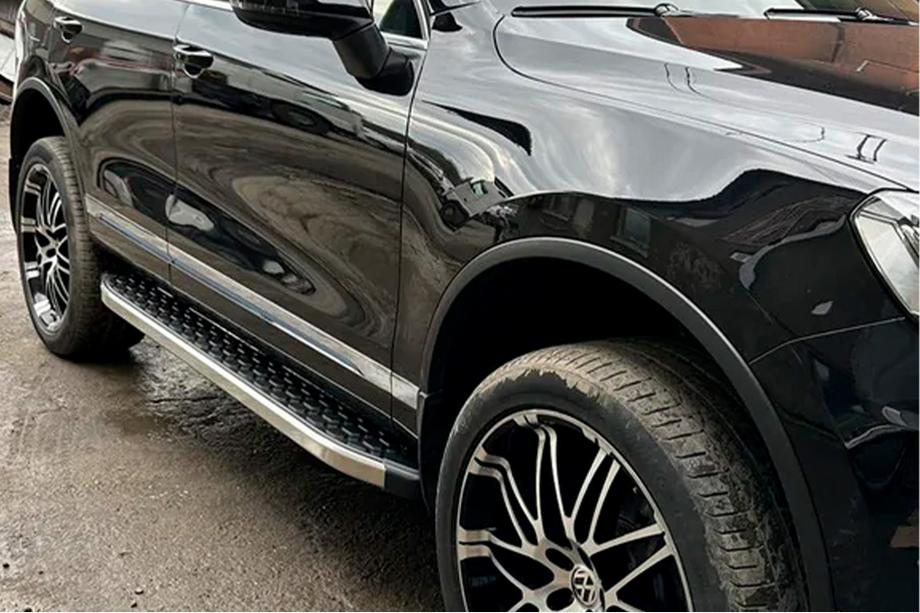 Volkswagen Touareg 2010–2018 Sidosteg BlackLine (2 st, aluminium) Foto 5