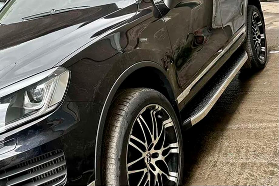 Volkswagen Touareg 2010–2018 Sidosteg BlackLine (2 st, aluminium) Foto 1