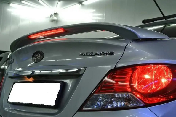 Hyundai Accent 2011–2017: montering av spoiler – våra jobb Foto 1