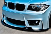BMW 1-serie E81/E82/E87/E88 2004–2011 DPT frontläpp (för 1M E87, 2004-2008, svart blank) foto 1