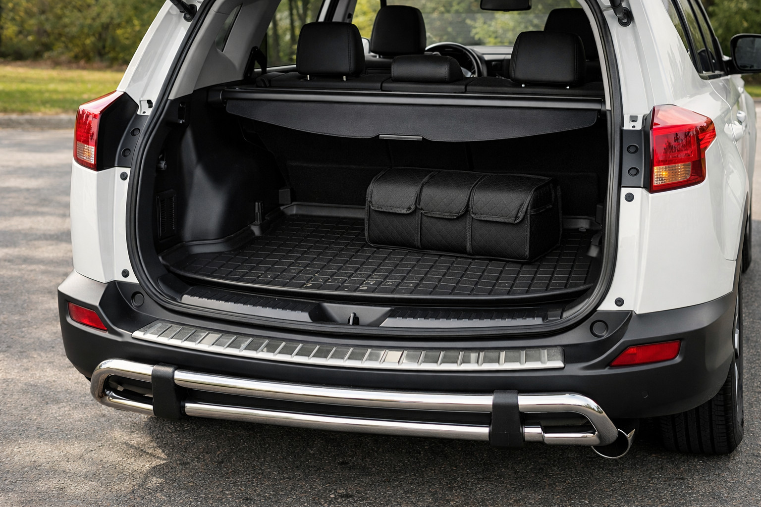 Vad du kan montera på Toyota RAV4 2013–2018 för bagageutrymme och skydd av bakre stötfångaren