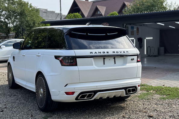 Range Rover Sport L494 2018–2022: montering av SVR-bodykit – våra arbeten Foto 16