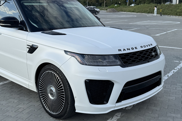 Range Rover Sport L494 2018–2022: montering av SVR-bodykit – våra arbeten Foto 5