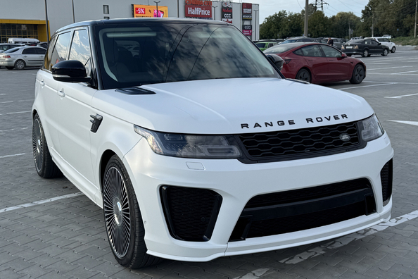 Range Rover Sport L494 2018–2022: montering av SVR-bodykit – våra arbeten Foto 3