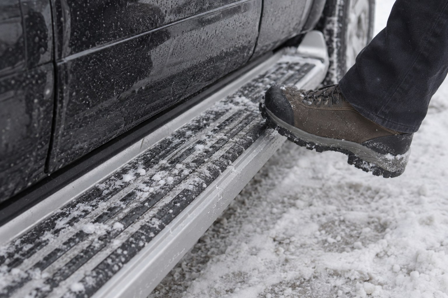 Sidosteg på vintern: is, snö och vägsalt – undvik att halka och sköt om dem