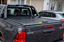 Toyota Hilux 2006–2015 OEM rullock till flak (2010-2015, mekaniskt med handtag och lås) foto 2