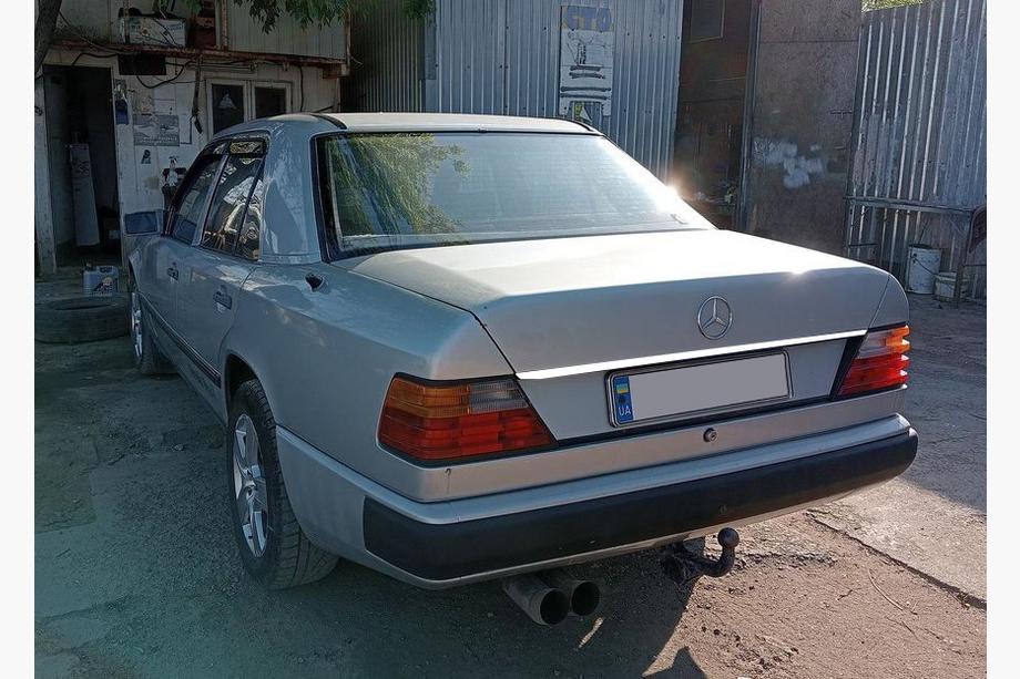 Mercedes E-class W124 1984–1997 Lastskydd för bakluckekant (rostfritt stål) Foto 2
