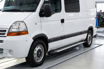 Nissan Interstar 2002–2010 Sidosteg Line (2 st, aluminium) foto 1