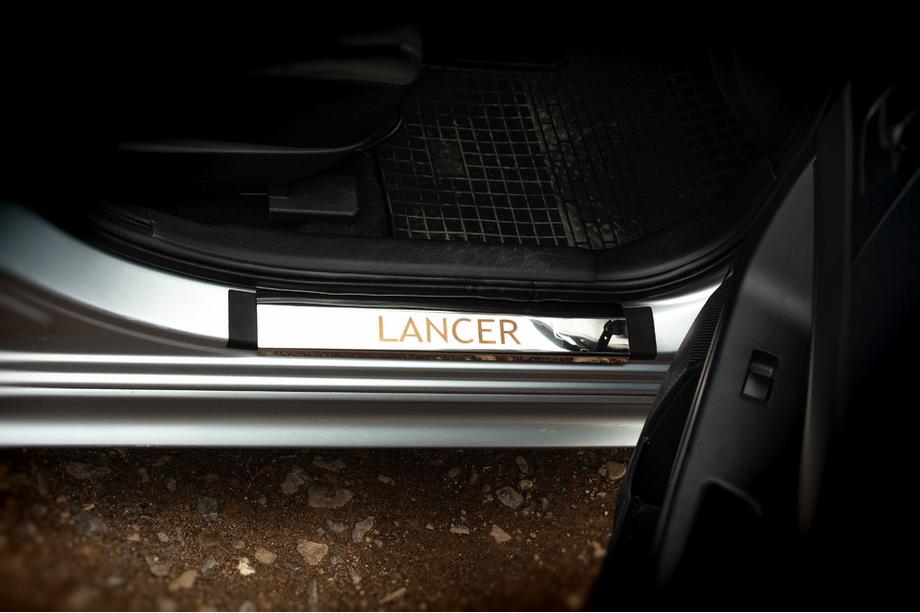 Mitsubishi Lancer X 2008– Instegslister (Carmos, 4 st, rostfritt stål) Image