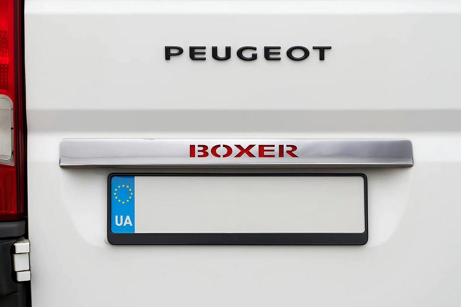 Peugeot Boxer 2006–2025 Kromlist ovanför registreringsskylten med röd LED-belysning (rostfritt stål) Foto 1