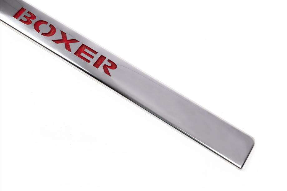 Peugeot Boxer 2006–2025 Kromlist ovanför registreringsskylten med röd LED-belysning (rostfritt stål) Foto 3