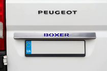 Peugeot Boxer 2006–2025 Kromlist ovanför registreringsskylten med blå LED (rostfritt stål) foto 1