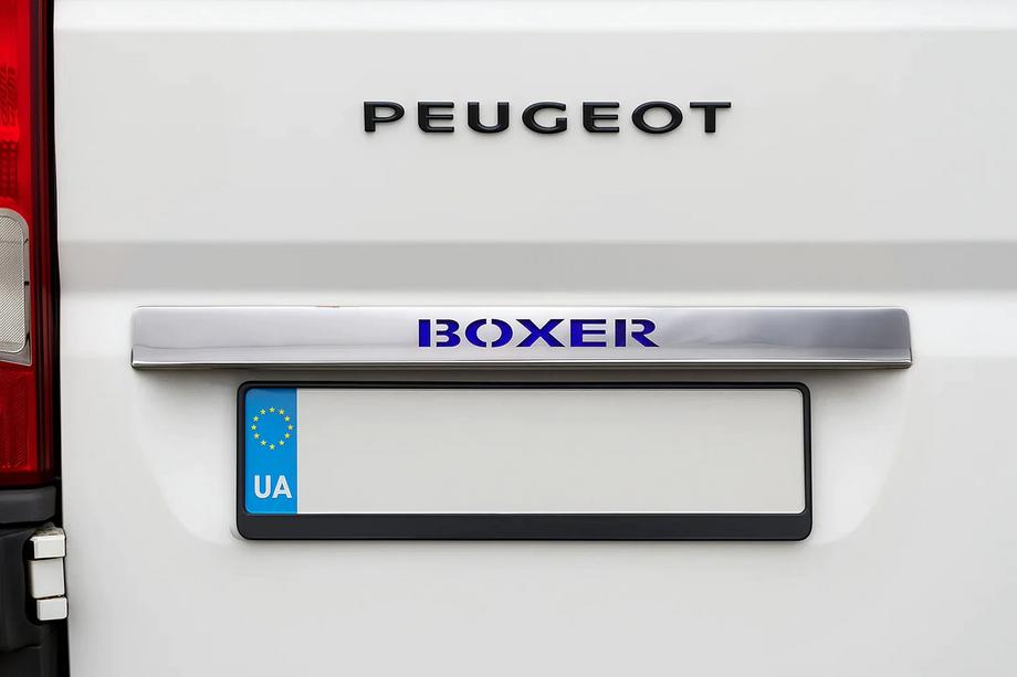 Peugeot Boxer 2006–2025 Kromlist ovanför registreringsskylten med blå LED (rostfritt stål) Image