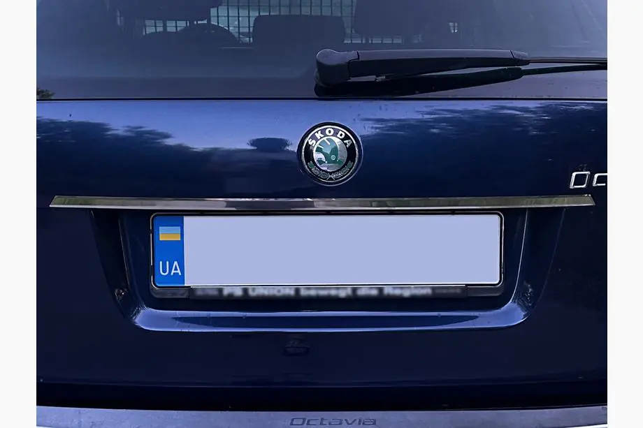 Skoda Octavia II A5 2010–2013 Kromlist ovanför registreringsskylten Carmos (rostfritt stål) Image