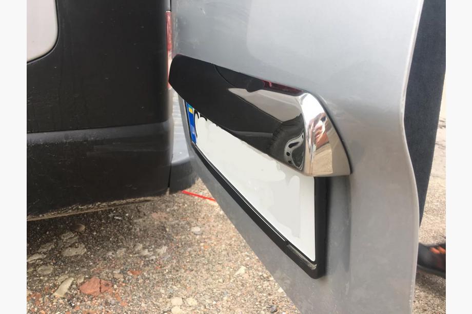 Renault Trafic 2015– List ovanför registreringsskylten (rostfritt stål) Foto 4
