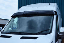 Ford Transit 2014– Vindrutespoiler (svart blank, 5 mm) foto 4