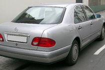 Mercedes E-class W210 1995–2002 Kromlist ovanför registreringsskylten (Sedan) foto 1