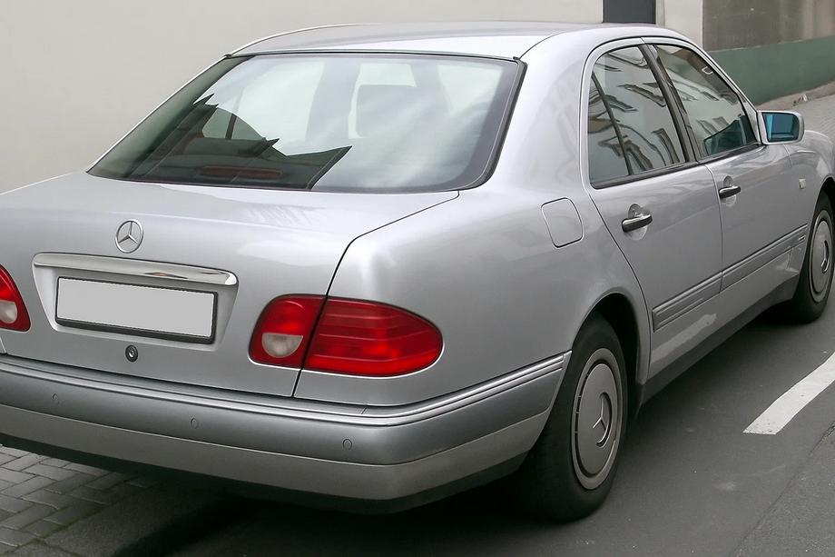 Mercedes E-class W210 1995–2002 Kromlist ovanför registreringsskylten (Sedan) Image