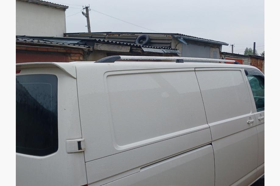 Volkswagen T5 Caravelle 2004–2010 Kromade takrails Kort hjulbas, plastfötter Foto 5