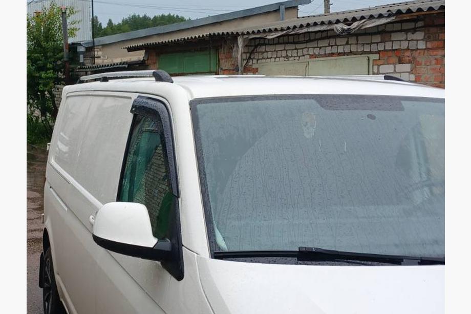 Volkswagen T5 Caravelle 2004–2010 Kromade takrails Kort hjulbas, plastfötter Foto 4