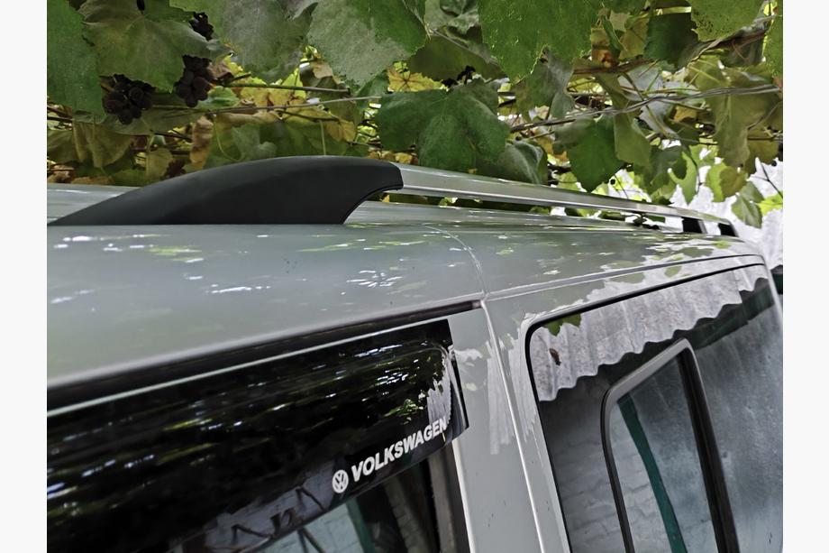 Volkswagen T5 Caravelle 2004–2010 Kromade takrails Kort hjulbas, plastfötter Foto 13