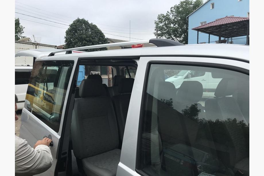 Volkswagen T5 Caravelle 2004–2010 Kromade takrails Kort hjulbas, plastfötter Foto 2