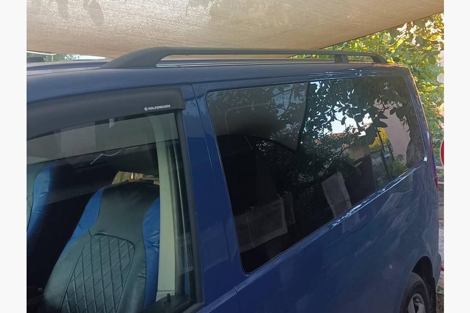 Volkswagen T5 Caravelle 2004–2010 Svarta takrails Kort hjulbas, plastfötter Foto 19
