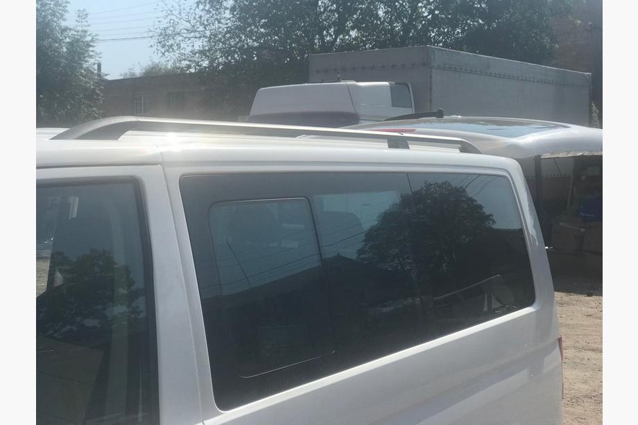 Volkswagen T5 Caravelle 2004–2010 Svarta takrails Kort hjulbas, plastfötter Foto 9