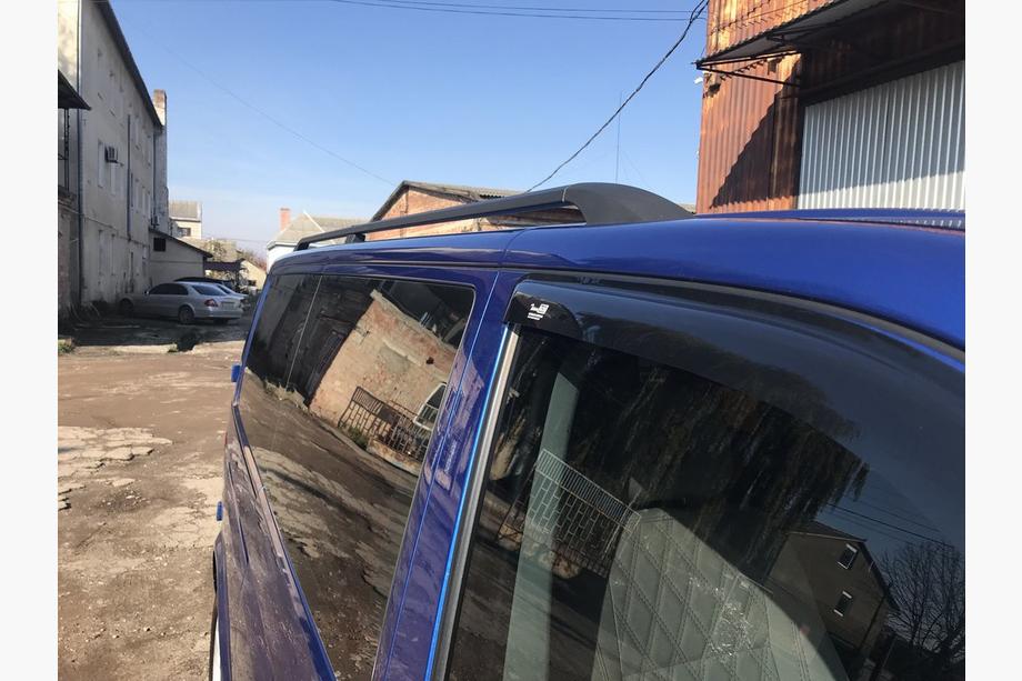 Volkswagen T5 Caravelle 2004–2010 Svarta takrails Kort hjulbas, plastfötter Foto 5
