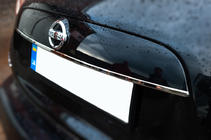 Nissan Juke 2010–2019 Kromlist ovanför registreringsskylten (rostfritt stål) OmsaLine – italienskt rostfritt stål foto 3