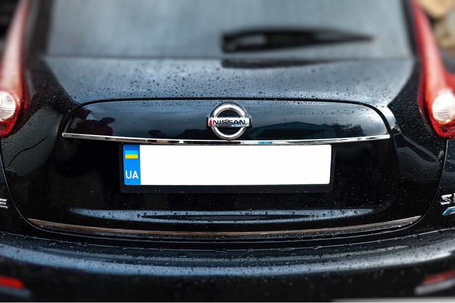 Nissan Juke 2010–2019 Kromlist ovanför registreringsskylten (rostfritt stål) OmsaLine – italienskt rostfritt stål Image