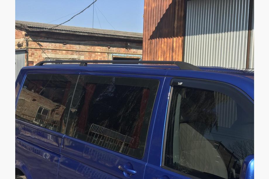 Volkswagen T5 2010–2015 Svarta takrails Kort hjulbas, plastfötter Foto 6