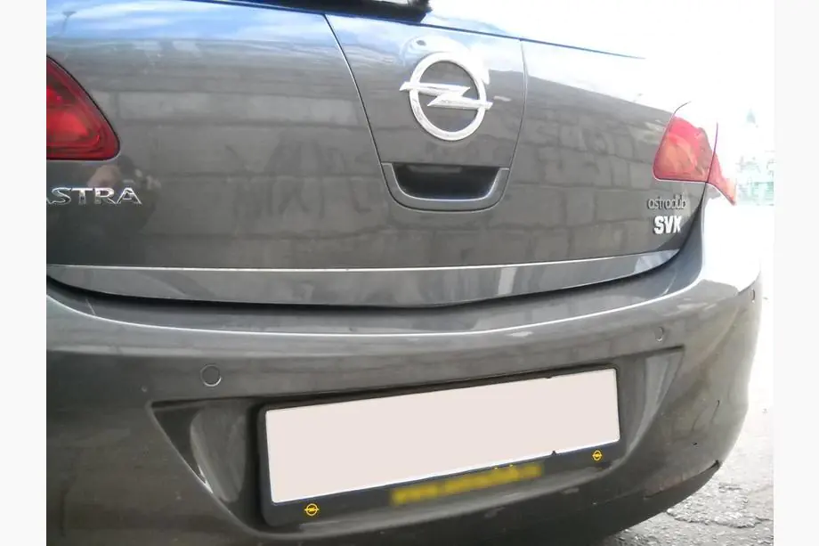 Opel Astra J 2009–2015 Kantlist för bagagelucka (rostfritt stål) Foto 3