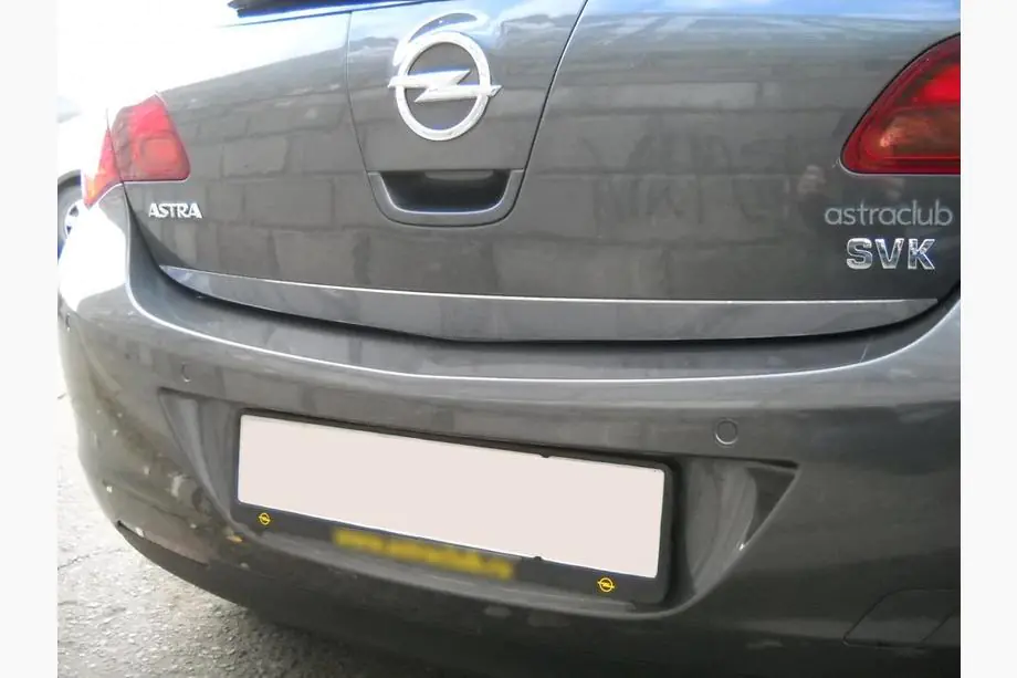 Opel Astra J 2009–2015 Kantlist för bagagelucka (rostfritt stål) Foto 2