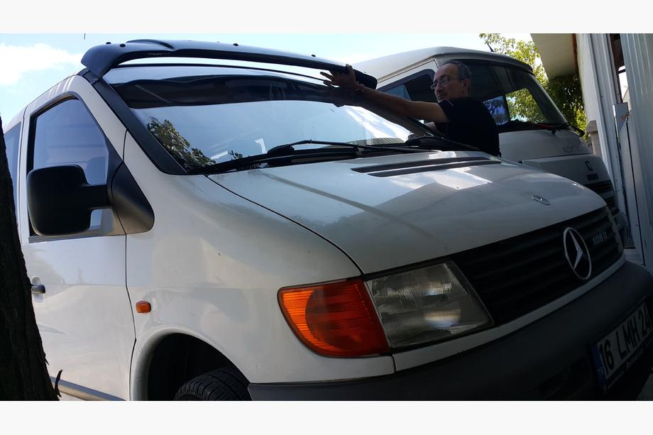 Mercedes Vito W638 1996–2003 Vindrutespoiler (svart blank, 5 mm) Foto 9