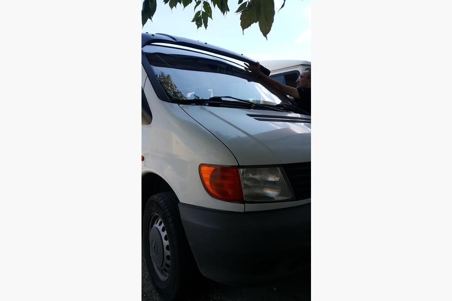 Mercedes Vito W638 1996–2003 Vindrutespoiler (svart blank, 5 mm) Foto 10