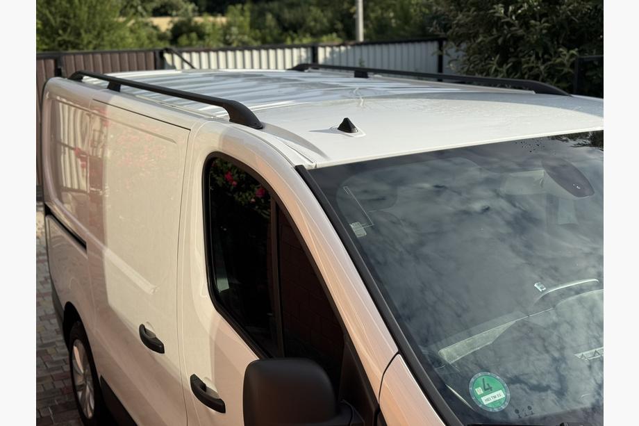 Renault Trafic 2015– Svarta takrails Foto 2