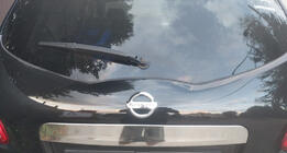 Nissan Qashqai 2010–2014 Dekorlist ovanför registreringsskylten (rostfritt stål) Med knapp, OmsaLine – italienskt rostfritt stål foto 2