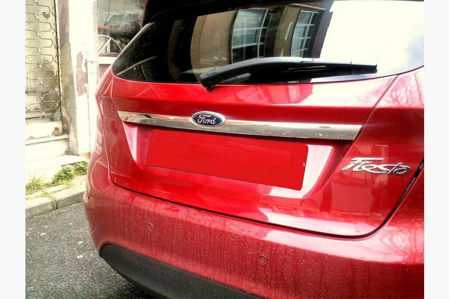 Ford Fiesta 2008–2017 Kromlist ovanför registreringsskylten (rostfritt stål) OmsaLine – italienskt rostfritt stål Image