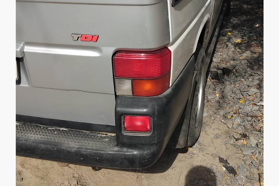 Volkswagen T4 Caravelle/Multivan 1990–2003 Bakre TDI-emblem Turkiet, DI – röd Foto 5